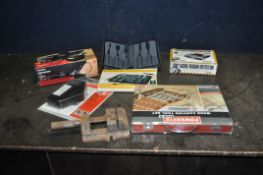 A COLLECTION OF TOOLS AND ARTISTS EQUIPMENT including a Powerfix wood carving chisel set, a Parkside
