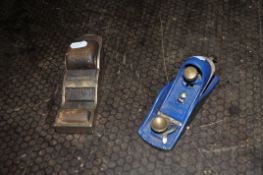 A VINTAGE BRONZE AND WOOD BLOCK PLANE with a 5in foot no makers name and a Record No.09 1/2 block