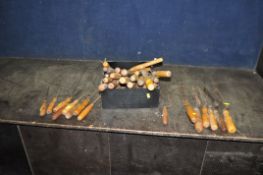 A TRAY CONTAINING WOOD CHISELS AND GOUGES including crank necked gouges, carving and turning chisels