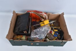 A QUANTITY OF UNBOXED AND ASSORTED MECCANO, mainly yellow and blue era items, with an unboxed