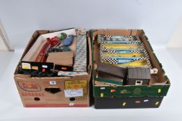 A QUANTITY OF BOXED AND UNBOXED VINTAGE CARS, SCALEXTRIC TRACK AND ACCESSORIES, to include four