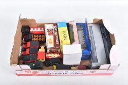 A QUANTITY OF BOXED AND UNBOXED MODERN DIECAST VEHICLES, to include boxed Herpa 1/87 scale M.A.N.