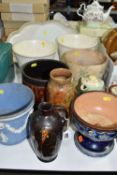 A GROUP OF CERAMICS, to include a pale blue Wedgwood Jasperware jardiniere, height 15cm x diameter