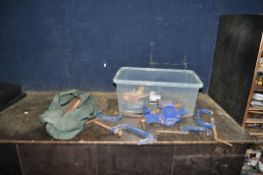 A TRAY CONTAINING MOSTLY RECORD G CLAMPS AND VICE including a 1 Ton engineers vice, two No6 and