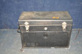 A METAL ENGINEERS TOOLCHEST WITH SEVEN INTERNAL DRAWERS CONTAINING TOOLS including chisels,
