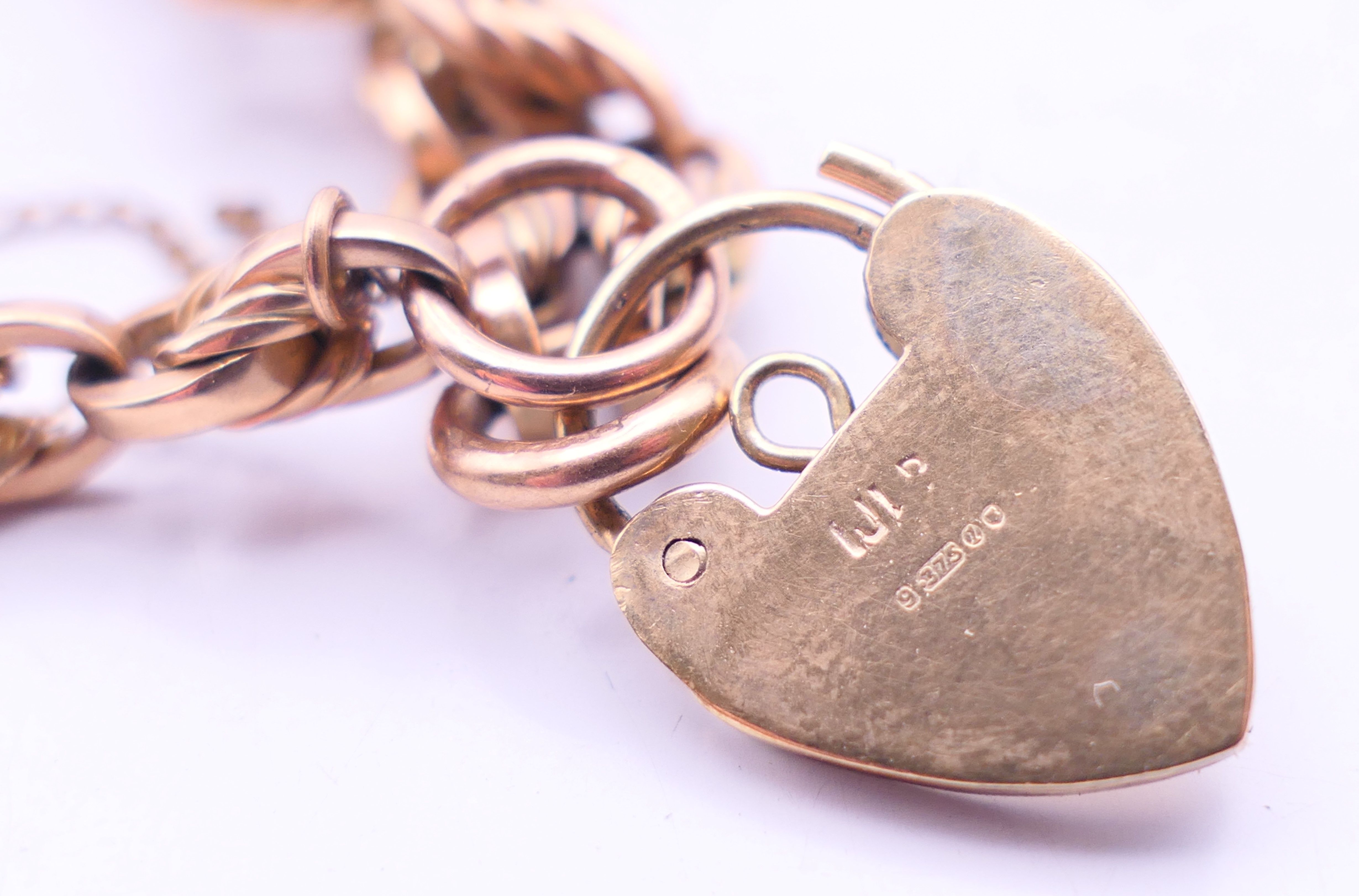 A 9 ct gold bracelet with heart padlock fastening. 19 cm long. 38 grammes. - Image 5 of 5