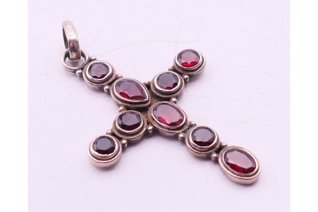 A quantity of 925 silver jewellery, to include a bangle, a multi-stone bracelet, two rings, - Image 21 of 23