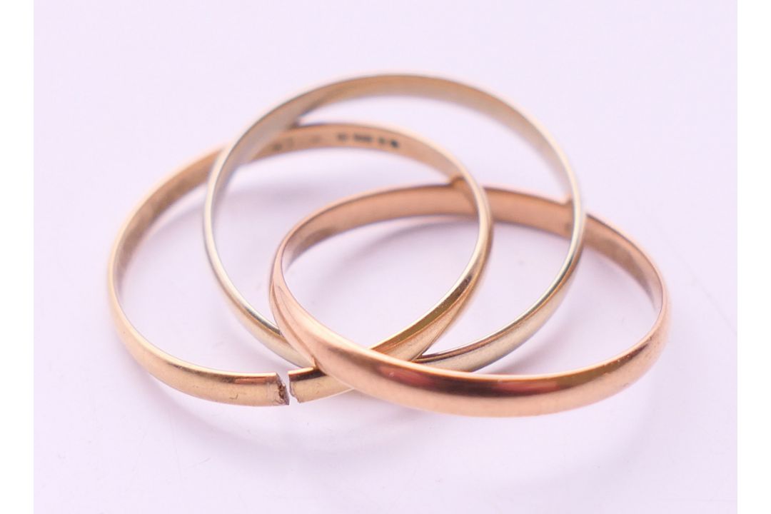 A 9 ct gold tri-coloured ring, a 9 ct gold heart shaped pendant and a 9 ct gold tie pin. Tie pin 5. - Image 9 of 13