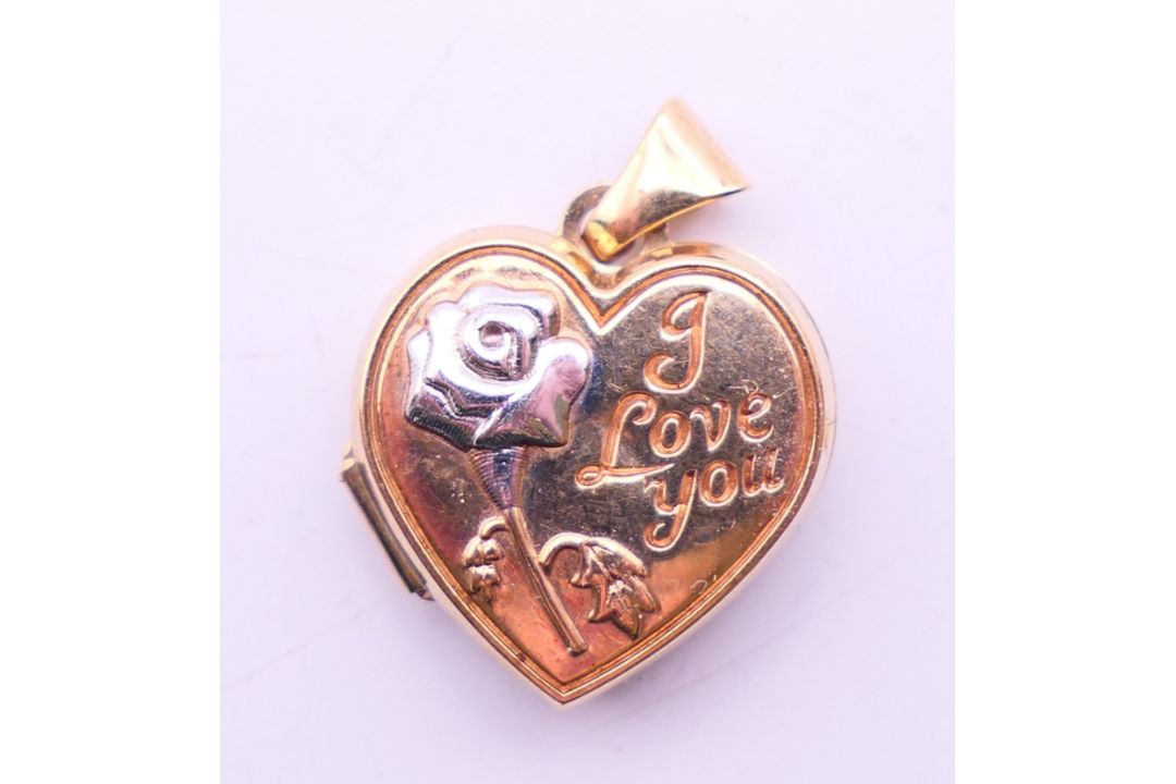 A 9 ct gold tri-coloured ring, a 9 ct gold heart shaped pendant and a 9 ct gold tie pin. Tie pin 5. - Image 12 of 13