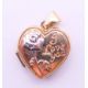 A 9 ct gold tri-coloured ring, a 9 ct gold heart shaped pendant and a 9 ct gold tie pin. Tie pin 5. - Image 12 of 13