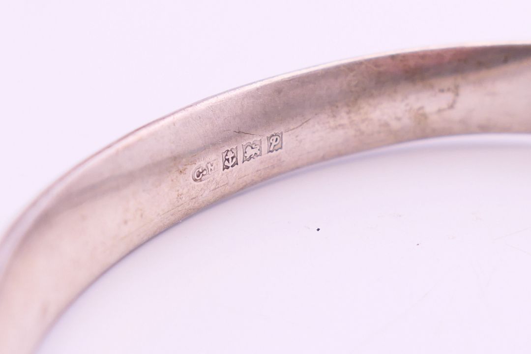 A quantity of 925 silver jewellery, to include a bangle, a multi-stone bracelet, two rings, - Image 4 of 23