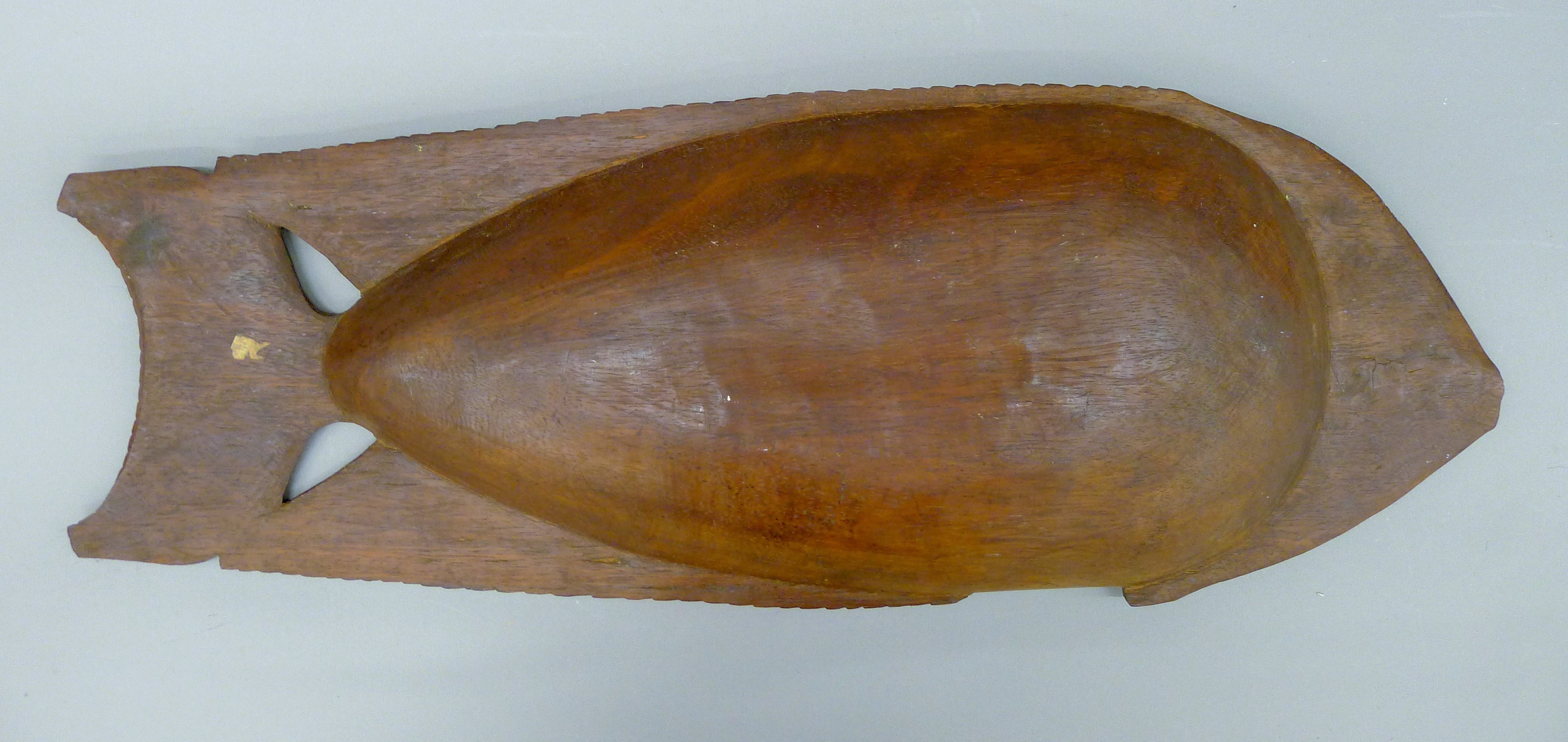 A large Solomon Islands wood bowl in the form of a fish with shell eye. 77 cm long. - Image 4 of 4