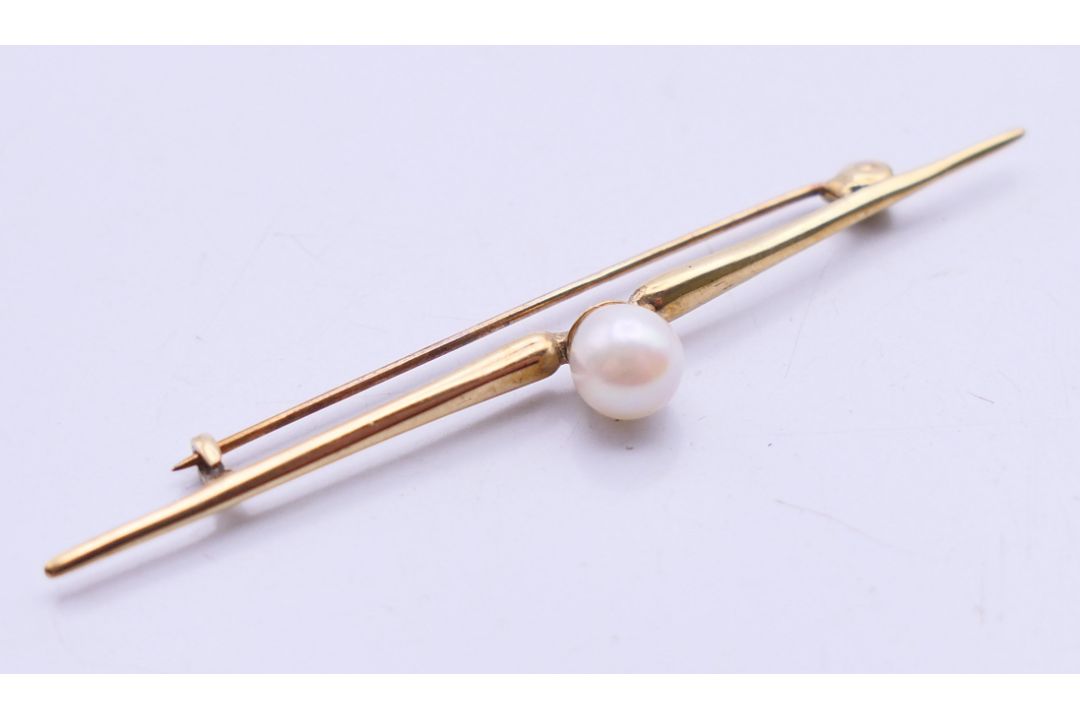 A 9 ct gold tri-coloured ring, a 9 ct gold heart shaped pendant and a 9 ct gold tie pin. Tie pin 5. - Image 4 of 13