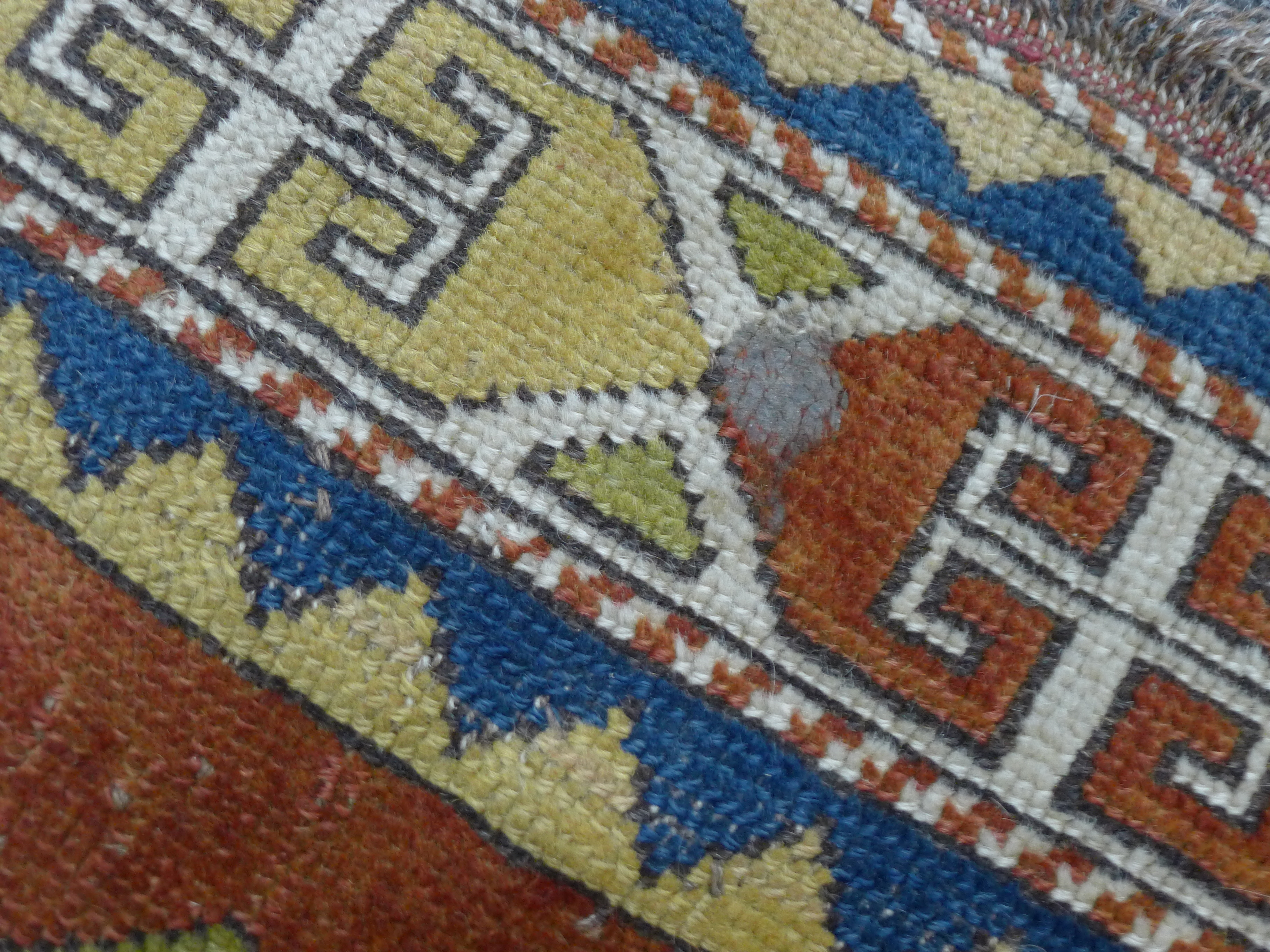 An Eastern red ground rug. 95 x 140 cm. - Image 6 of 6