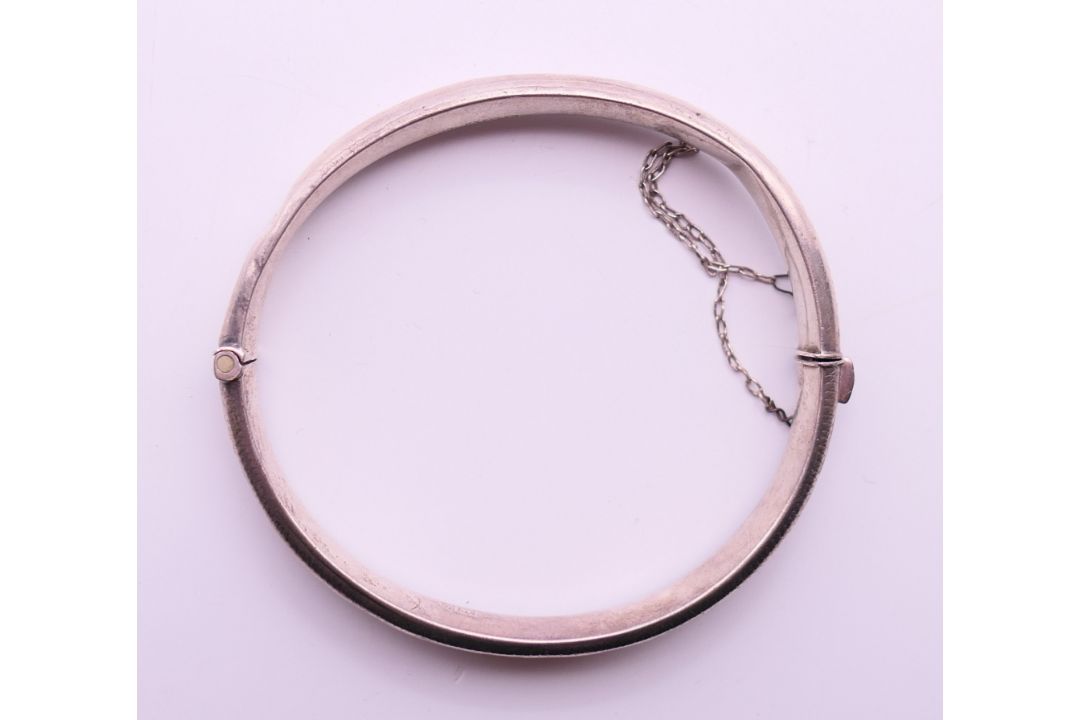 A quantity of 925 silver jewellery, to include a bangle, a multi-stone bracelet, two rings, - Image 5 of 23
