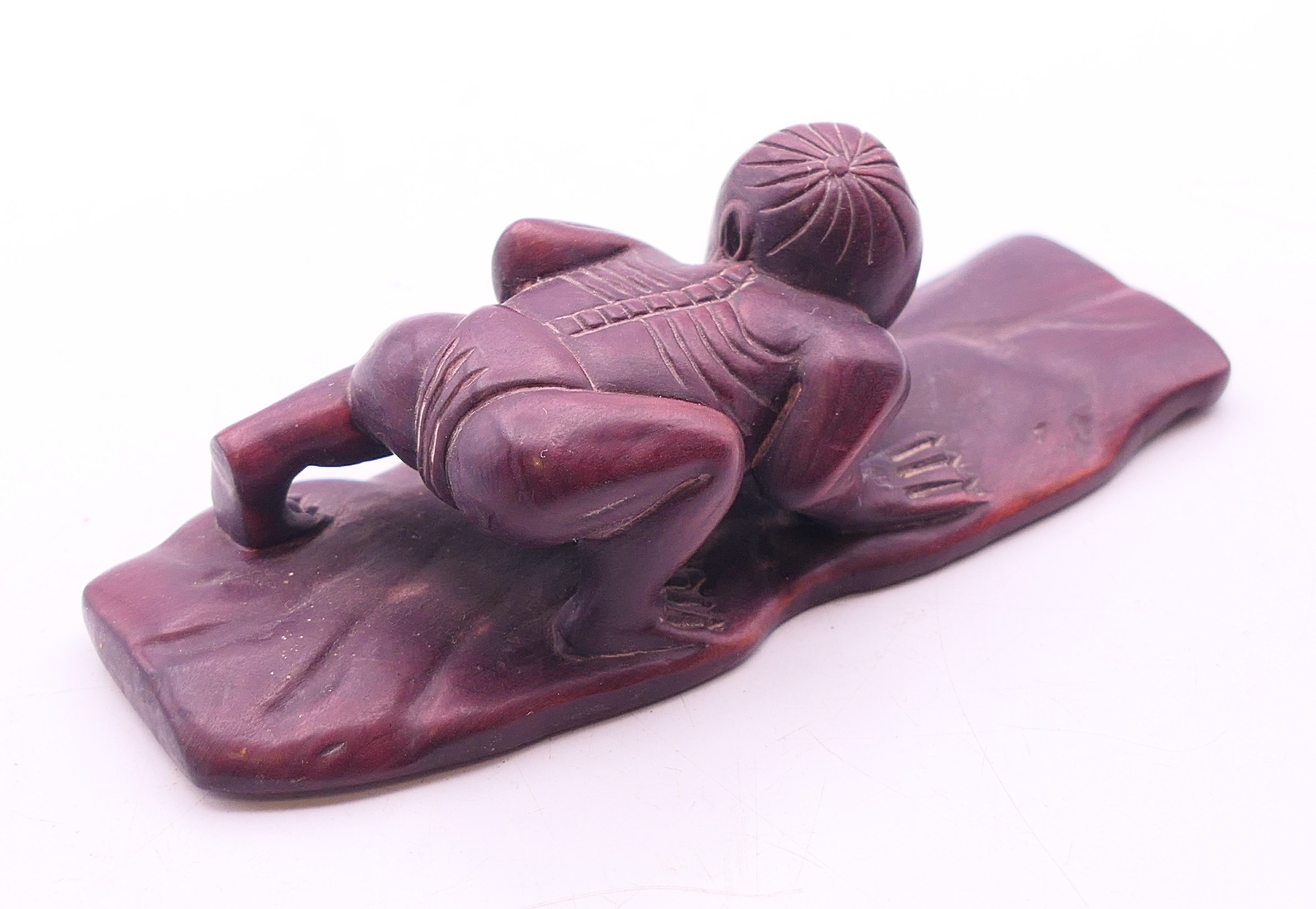 A carving of monkey on a leaf. 10 cm x 3.5 cm high. - Image 3 of 4