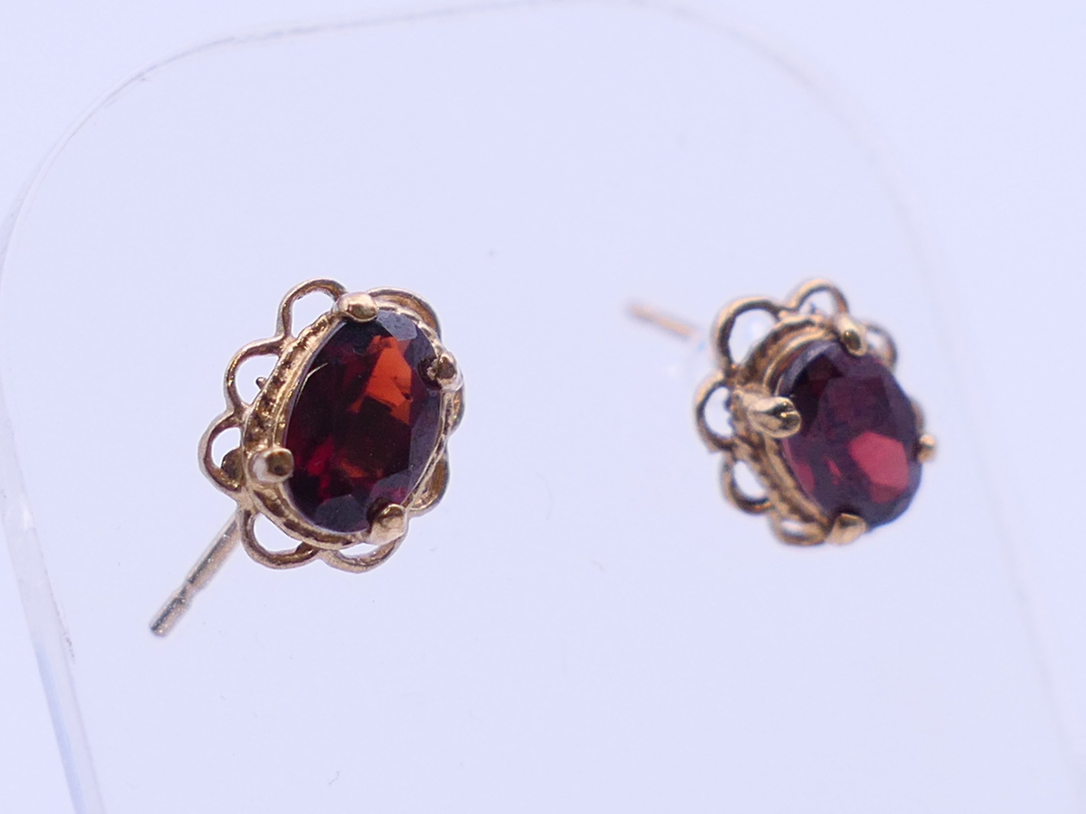 A quantity of various costume jewellery, to include a pair of 9 ct gold earrings 0. - Image 17 of 21