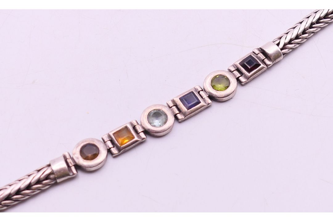 A quantity of 925 silver jewellery, to include a bangle, a multi-stone bracelet, two rings, - Image 13 of 23