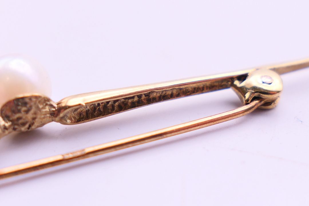 A 9 ct gold tri-coloured ring, a 9 ct gold heart shaped pendant and a 9 ct gold tie pin. Tie pin 5. - Image 8 of 13