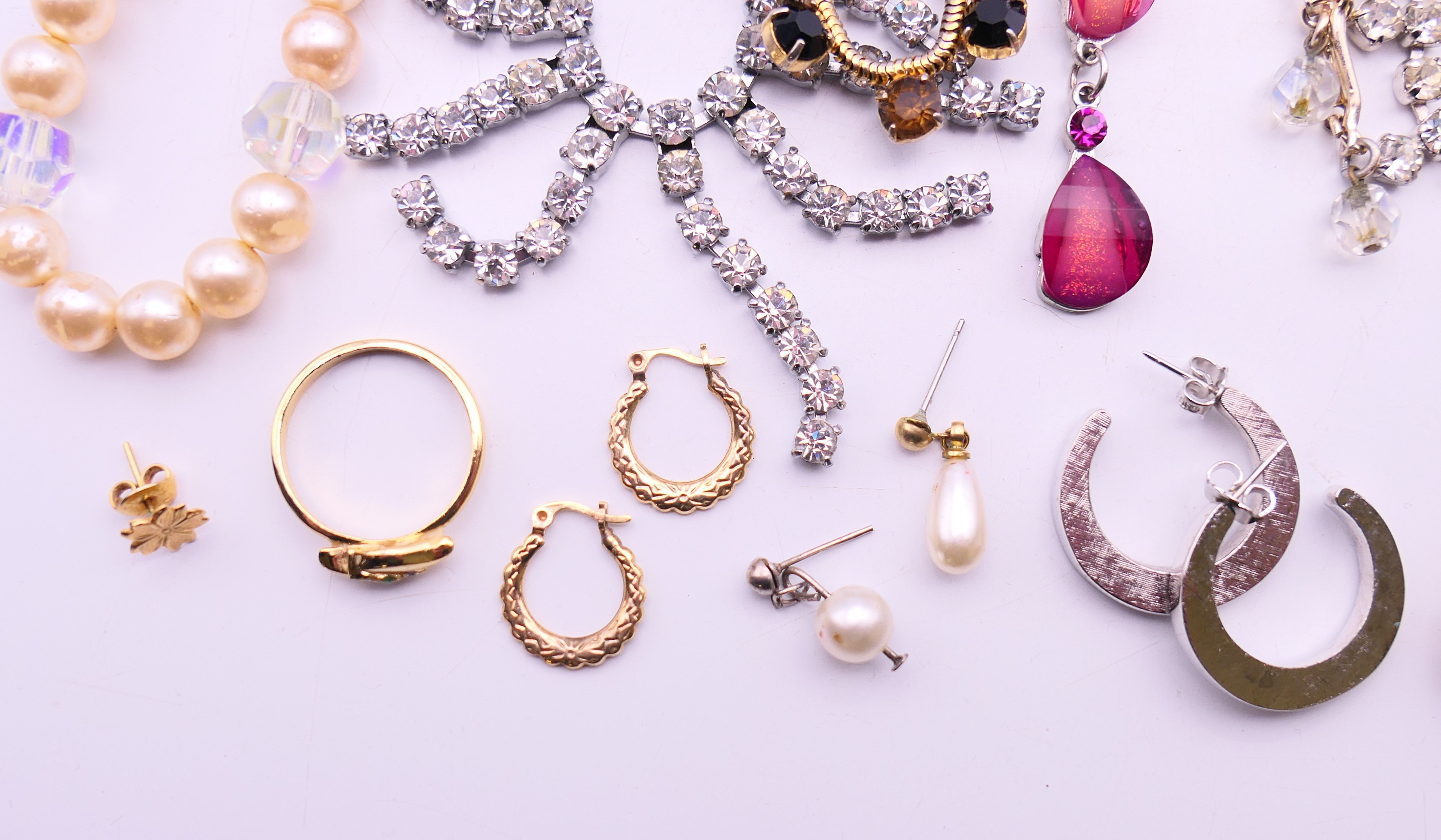 A quantity of various costume jewellery, to include a pair of 9 ct gold earrings 0. - Image 4 of 21
