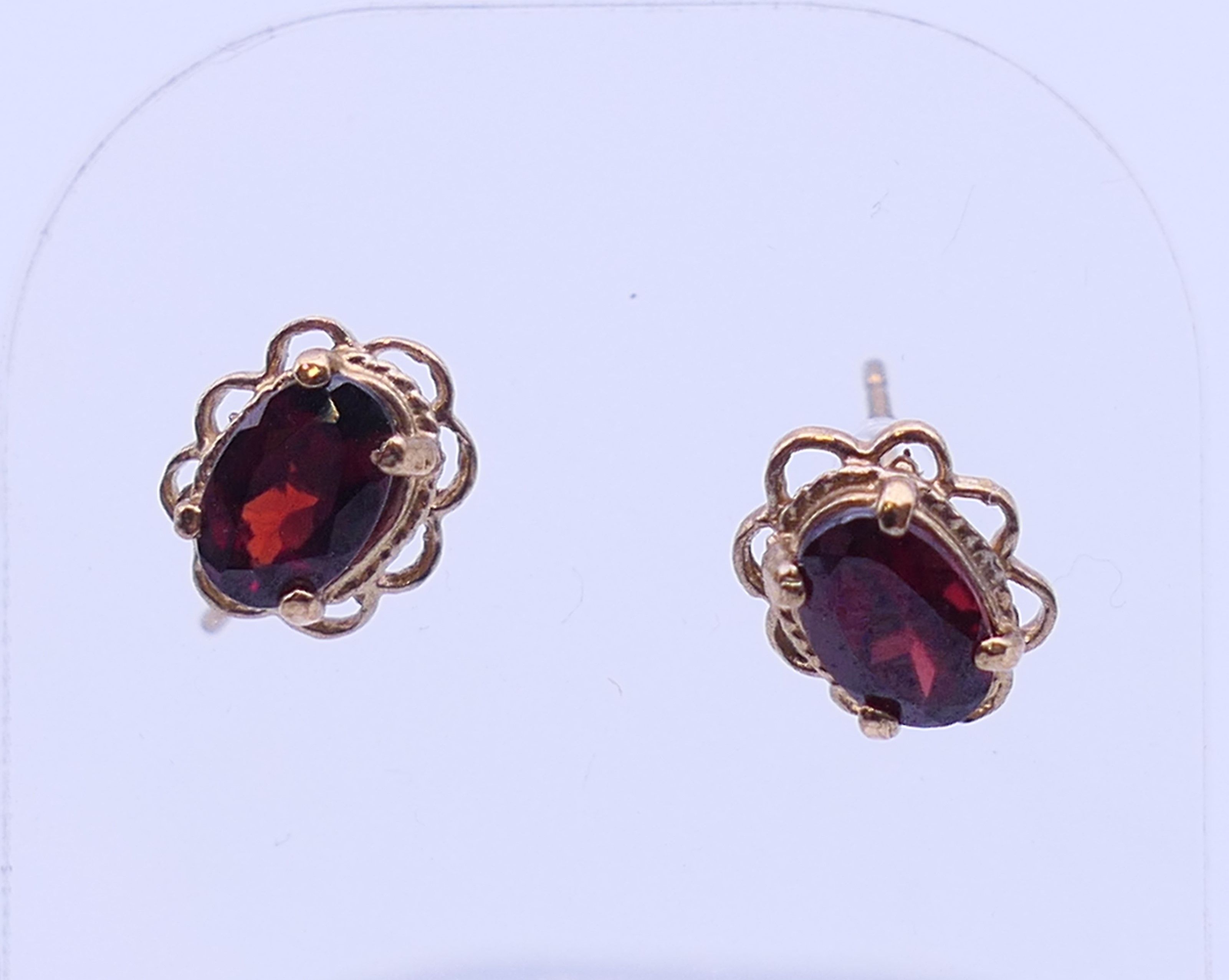 A quantity of various costume jewellery, to include a pair of 9 ct gold earrings 0. - Image 16 of 21