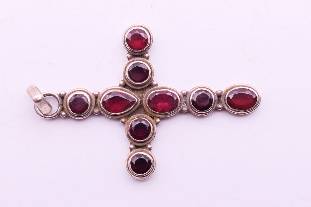 A quantity of 925 silver jewellery, to include a bangle, a multi-stone bracelet, two rings, - Image 22 of 23