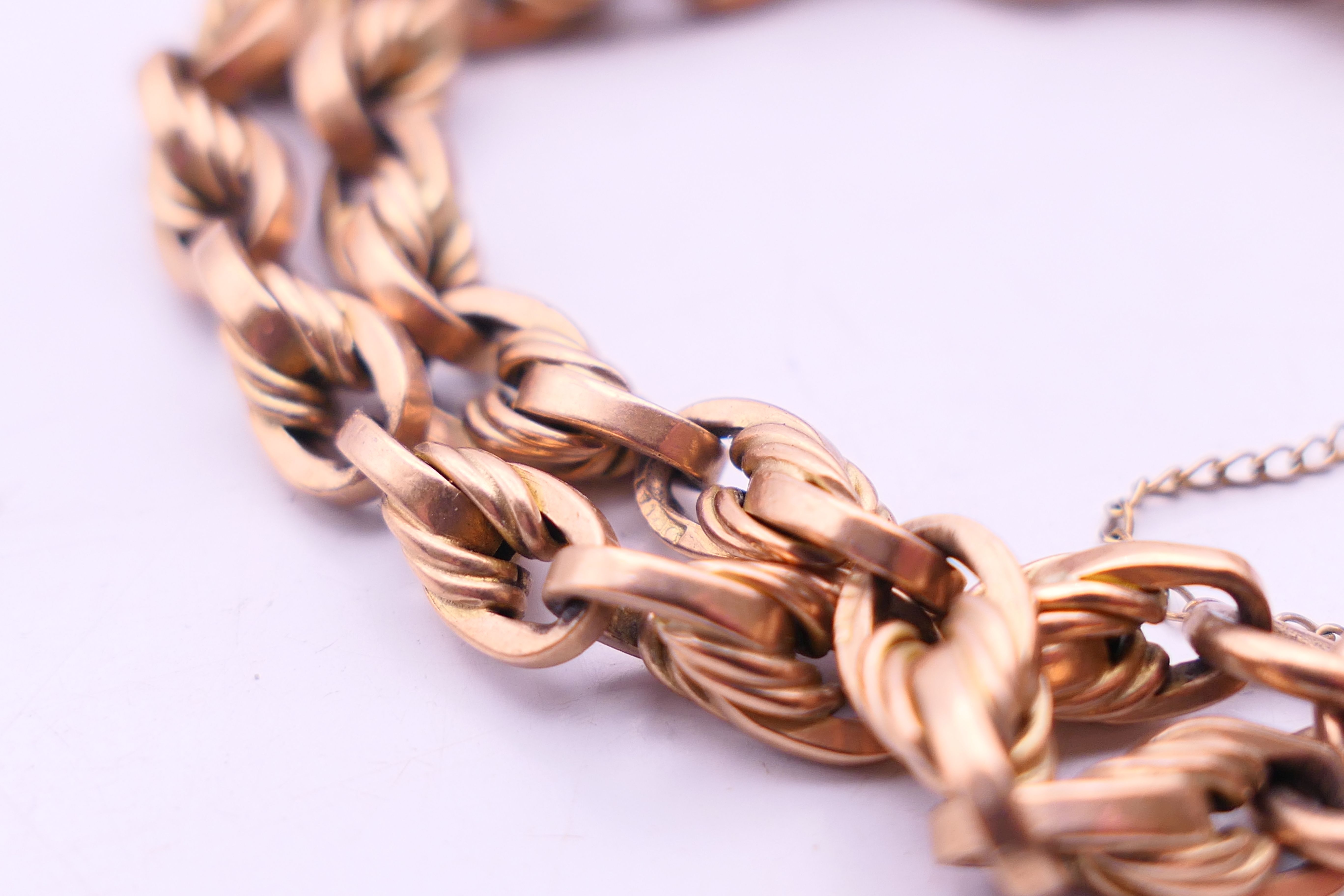 A 9 ct gold bracelet with heart padlock fastening. 19 cm long. 38 grammes. - Image 4 of 5