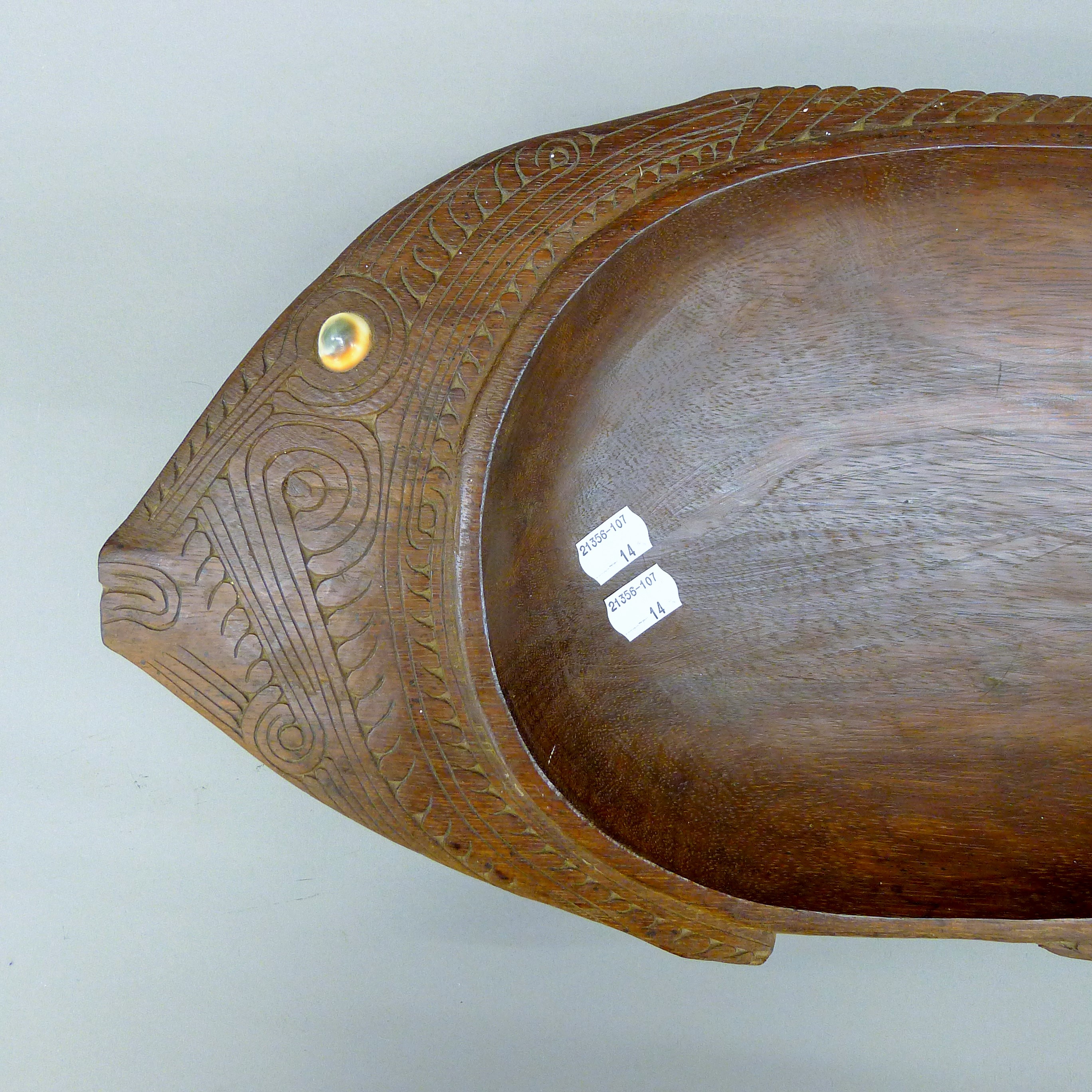 A large Solomon Islands wood bowl in the form of a fish with shell eye. 77 cm long. - Image 2 of 4
