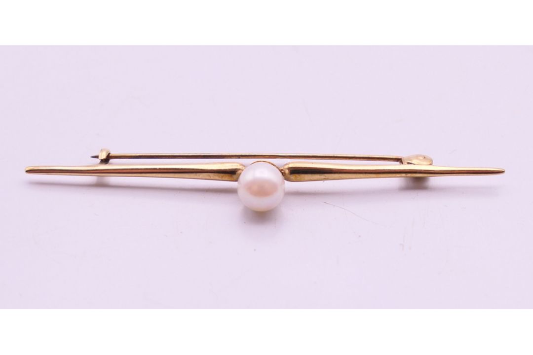 A 9 ct gold tri-coloured ring, a 9 ct gold heart shaped pendant and a 9 ct gold tie pin. Tie pin 5. - Image 3 of 13