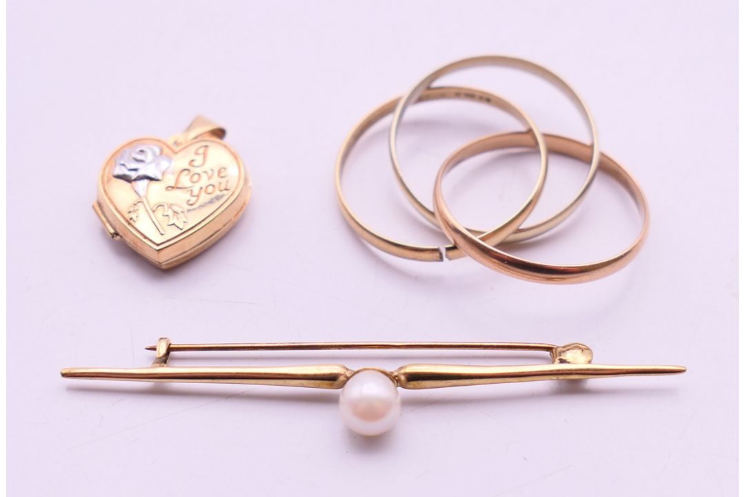 A 9 ct gold tri-coloured ring, a 9 ct gold heart shaped pendant and a 9 ct gold tie pin. Tie pin 5. - Image 2 of 13
