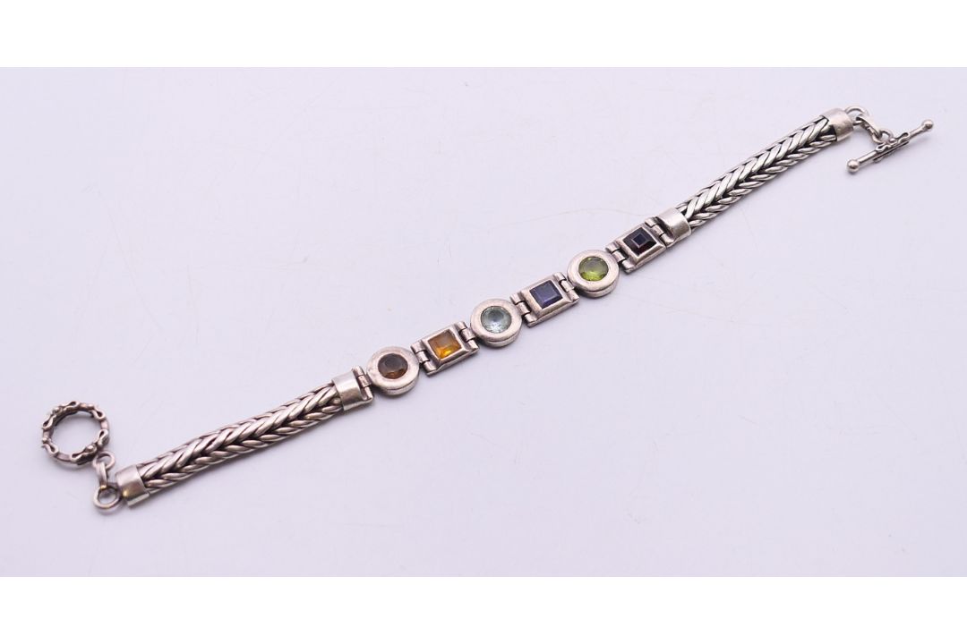 A quantity of 925 silver jewellery, to include a bangle, a multi-stone bracelet, two rings, - Image 12 of 23