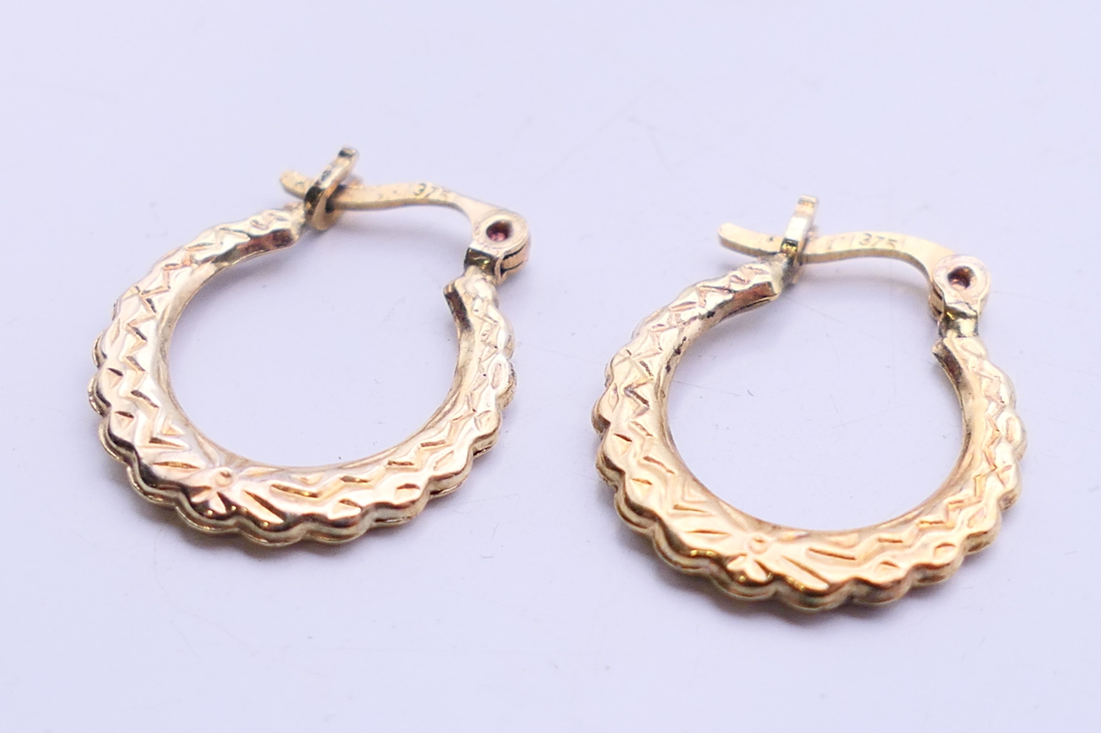 A quantity of various costume jewellery, to include a pair of 9 ct gold earrings 0. - Image 20 of 21