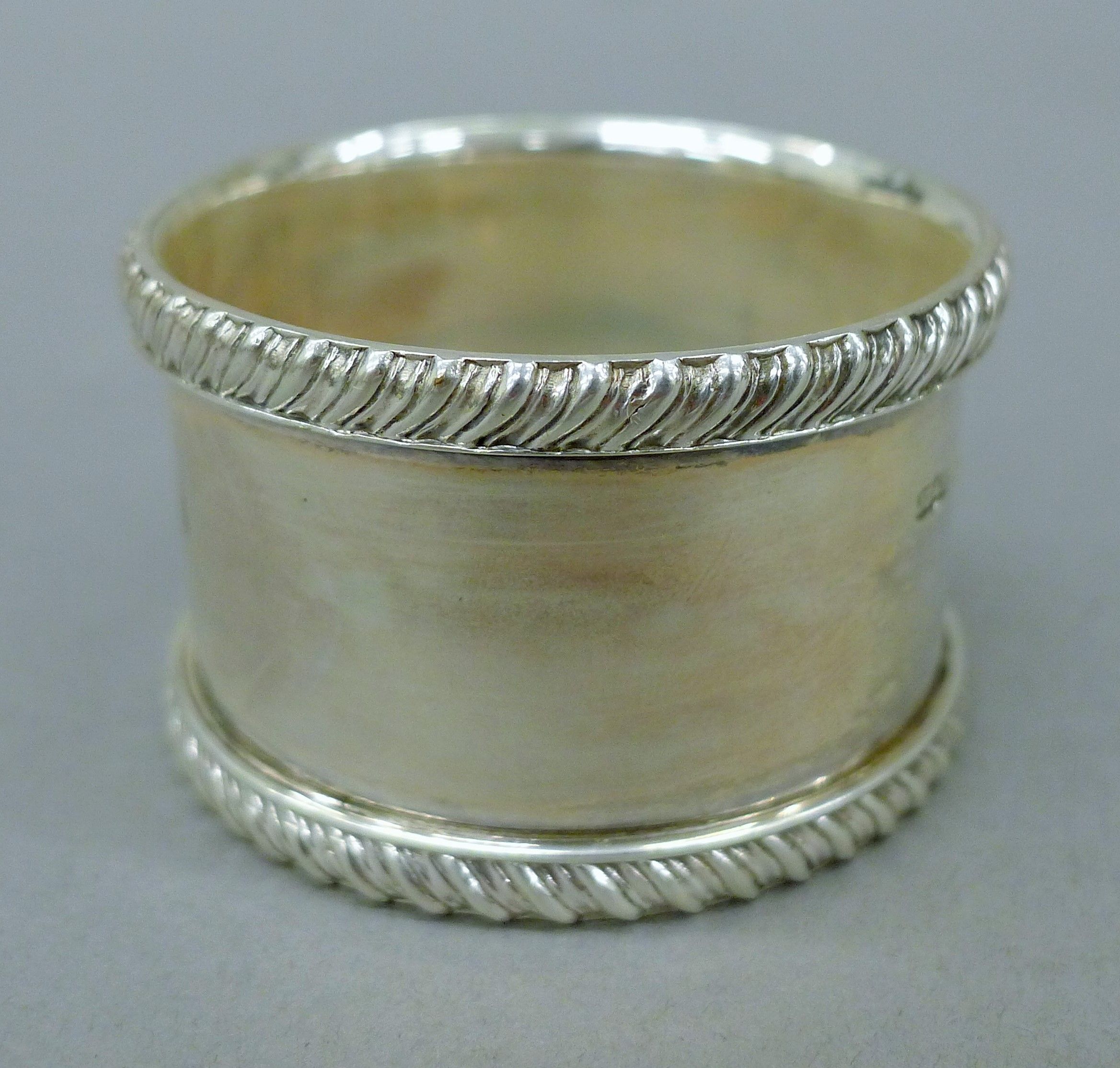 A cased pair of silver napkin rings. The case 13.5 cm wide. 114.5 grammes. - Image 2 of 4