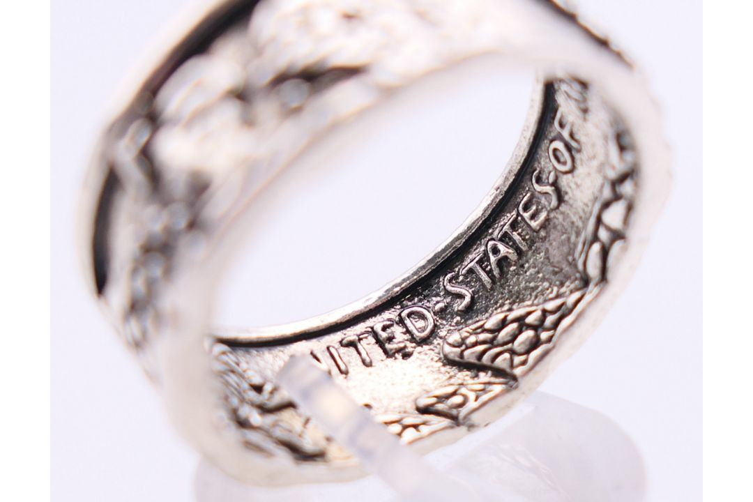 A quantity of 925 silver jewellery, to include a bangle, a multi-stone bracelet, two rings, - Image 11 of 23