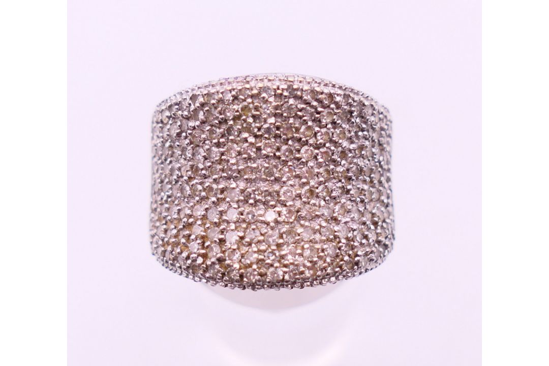 A 9 ct gold multi-stone diamond ring. - Image 2 of 6