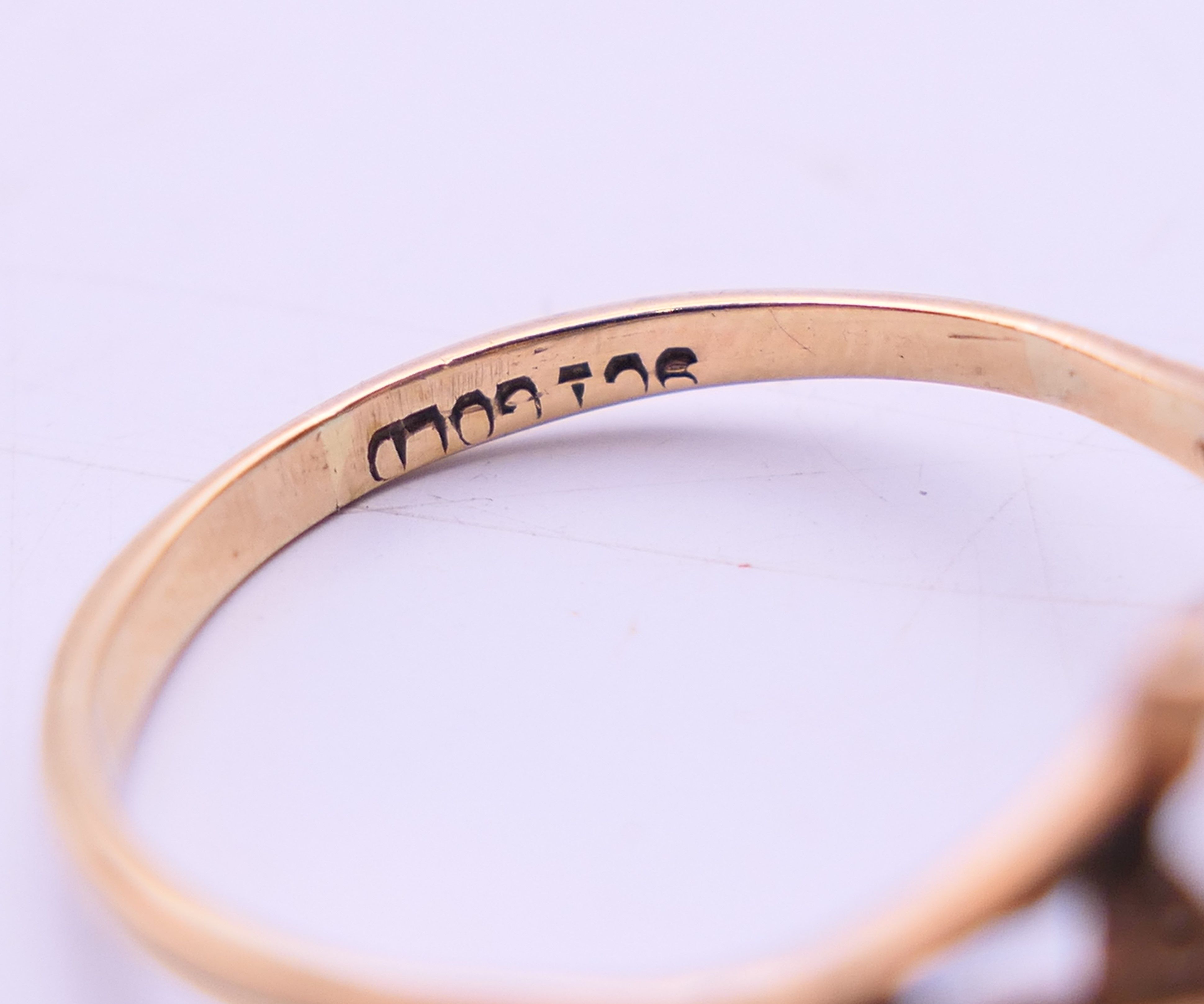 A quantity of various costume jewellery, to include a pair of 9 ct gold earrings 0. - Image 14 of 21