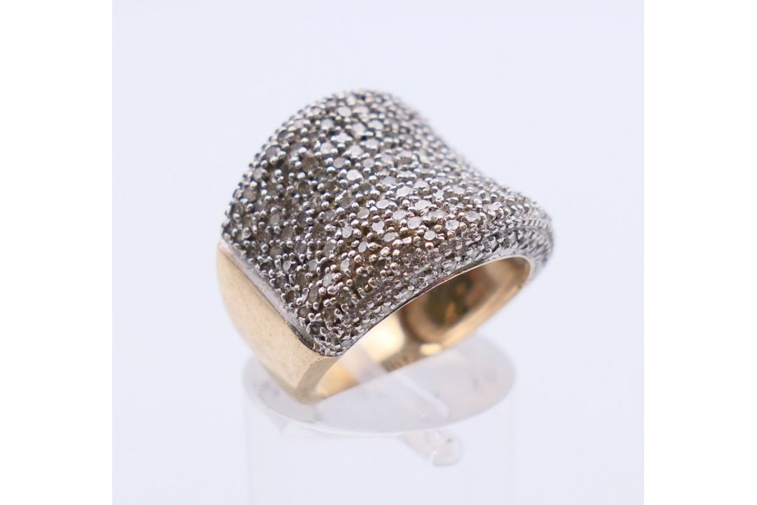 A 9 ct gold multi-stone diamond ring. - Image 3 of 6