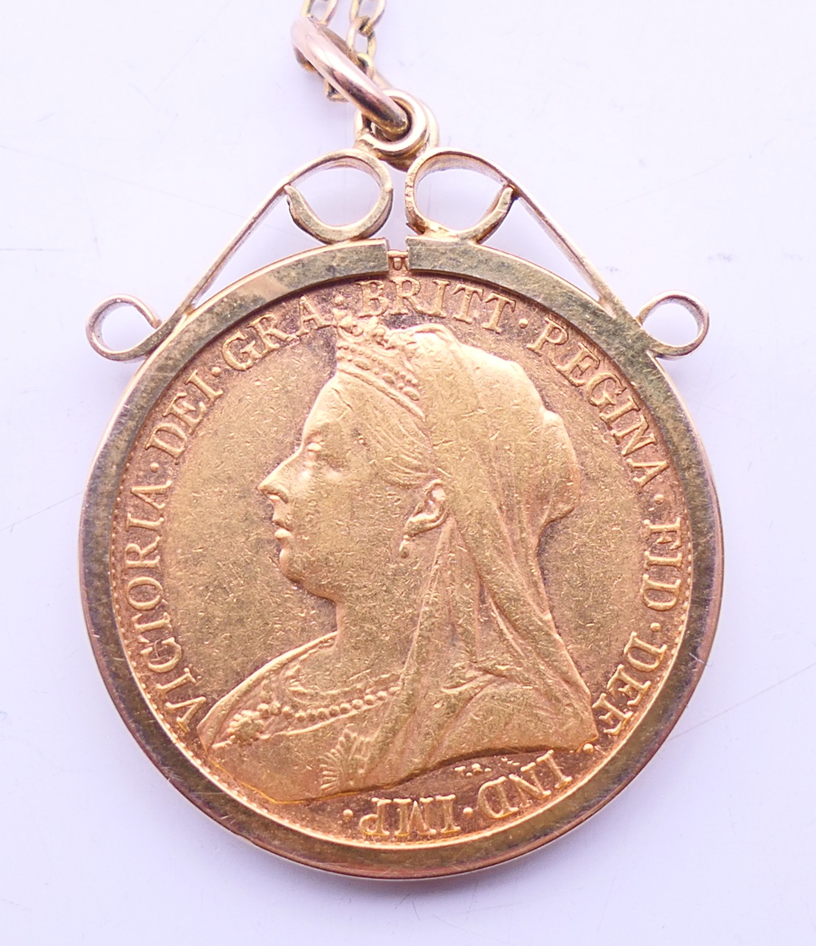 A 1900 sovereign pendant on a 9 ct gold chain. Pendant 2.3 cm diameter, chain 60 cm long. 12. - Image 3 of 5