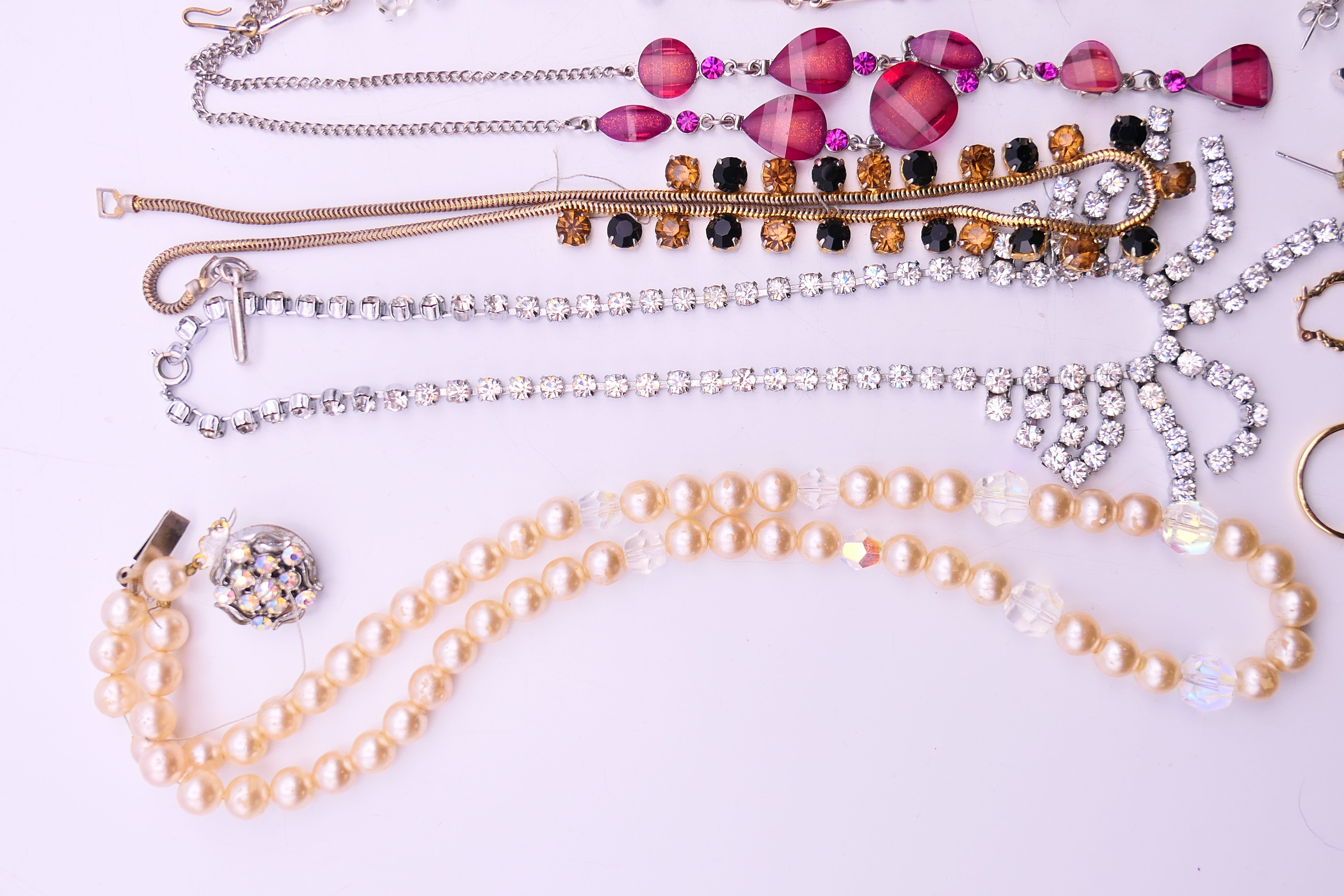A quantity of various costume jewellery, to include a pair of 9 ct gold earrings 0. - Image 2 of 21