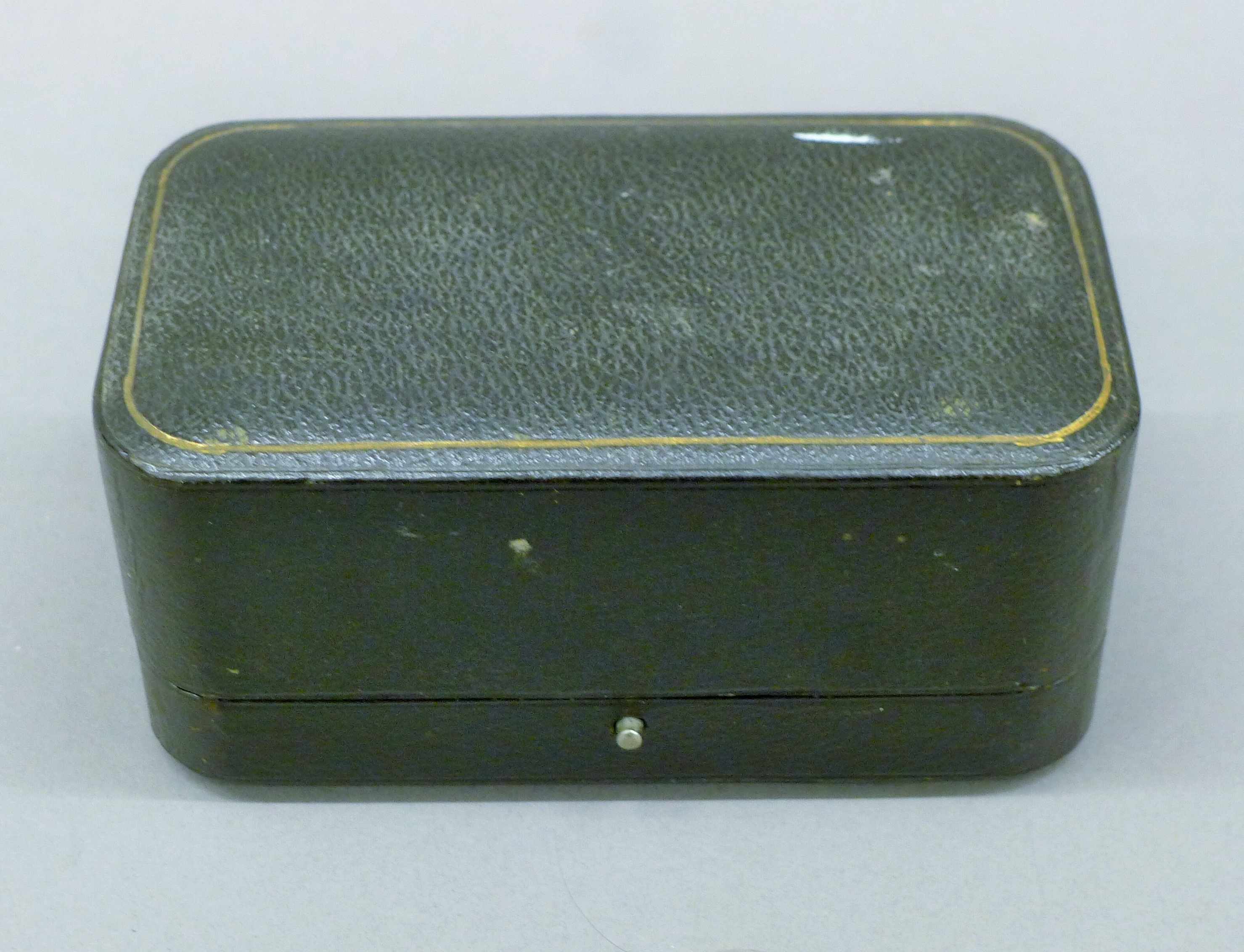A cased pair of silver napkin rings. The case 13.5 cm wide. 114.5 grammes. - Image 4 of 4