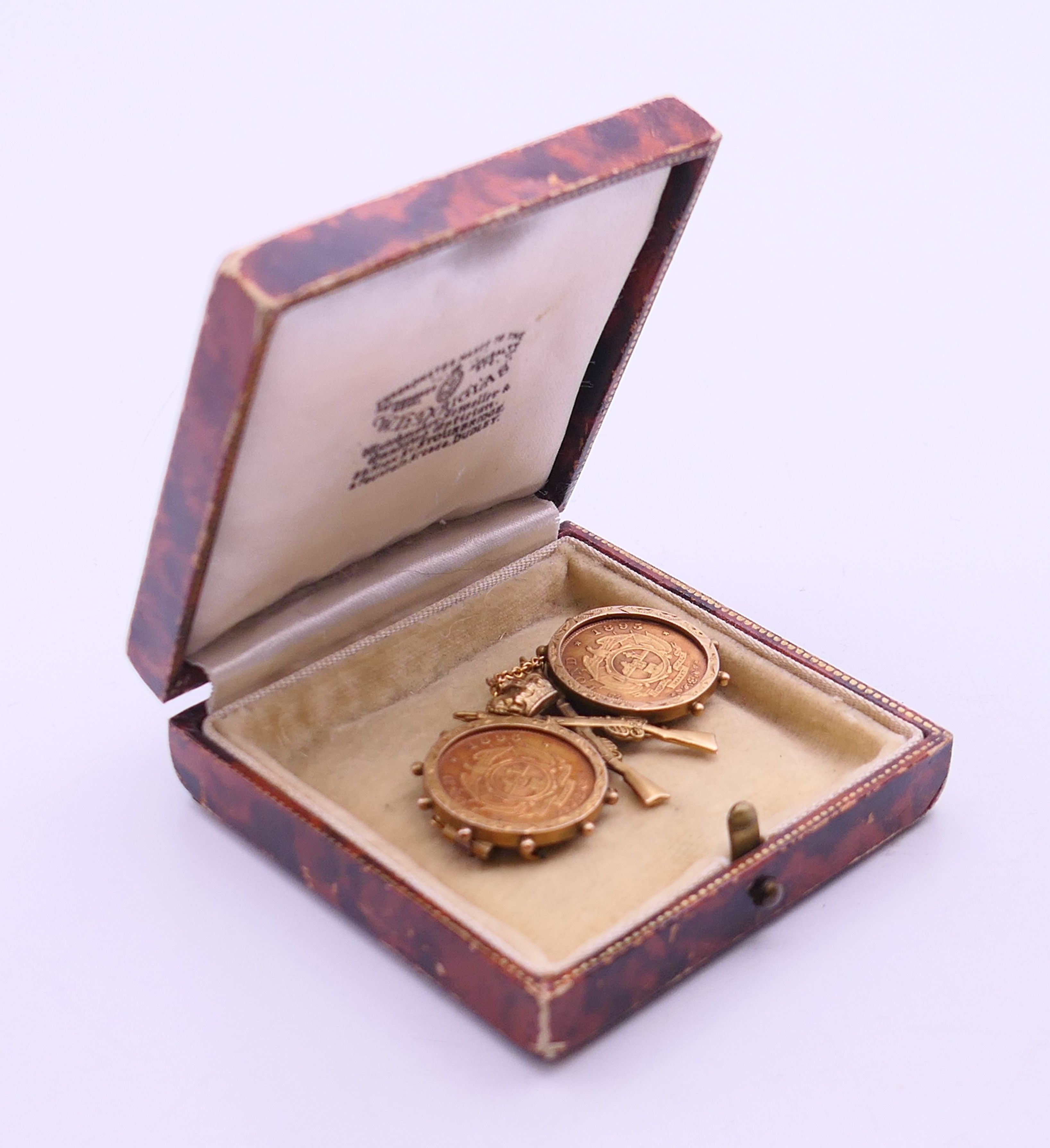 A 9 ct gold military brooch set with two 1895 South African half-pond coins. 5 cm wide x 3 cm high. - Image 6 of 6