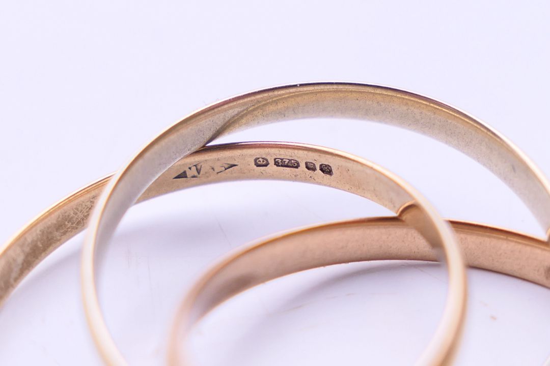 A 9 ct gold tri-coloured ring, a 9 ct gold heart shaped pendant and a 9 ct gold tie pin. Tie pin 5. - Image 10 of 13
