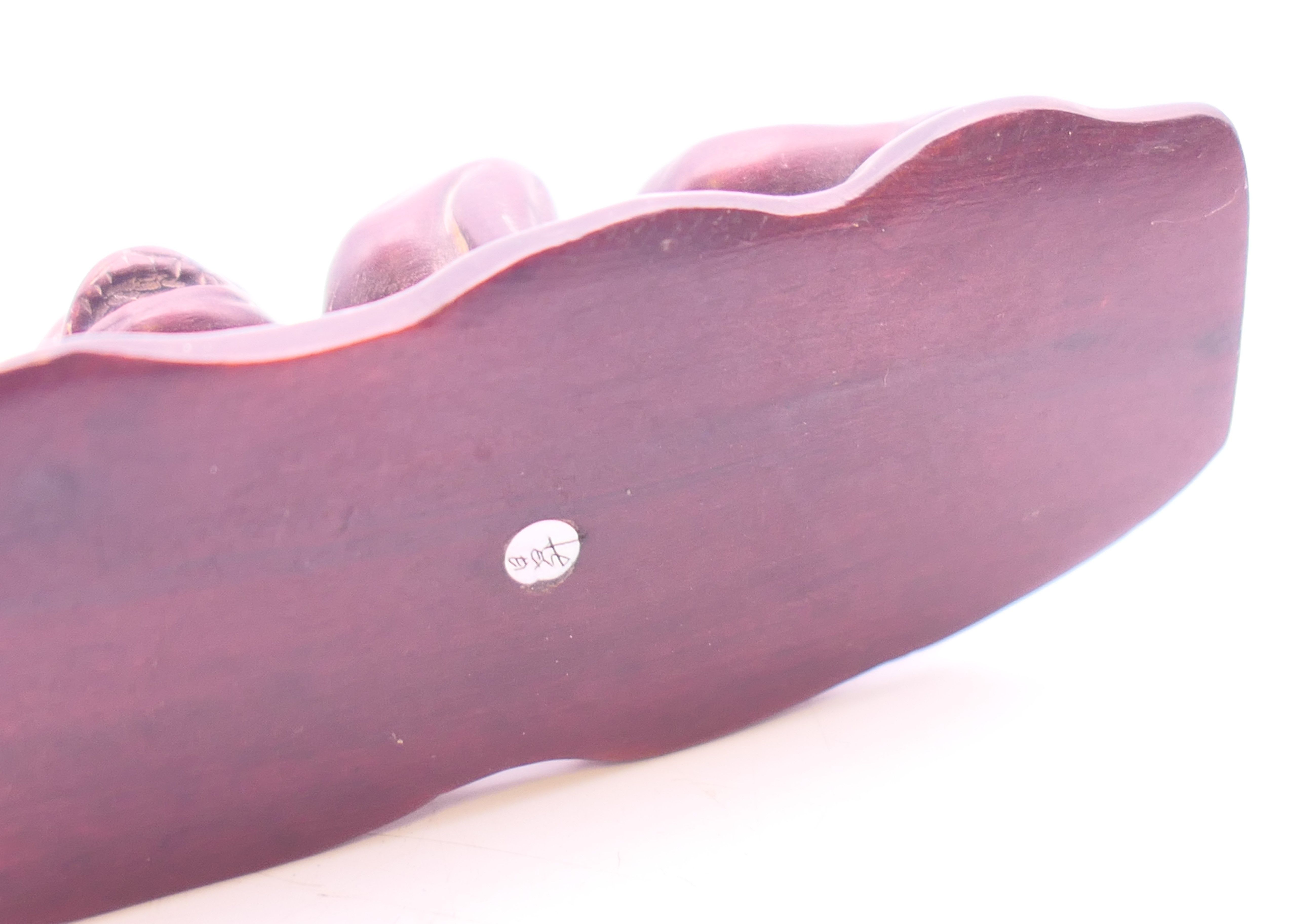 A carving of monkey on a leaf. 10 cm x 3.5 cm high. - Image 4 of 4