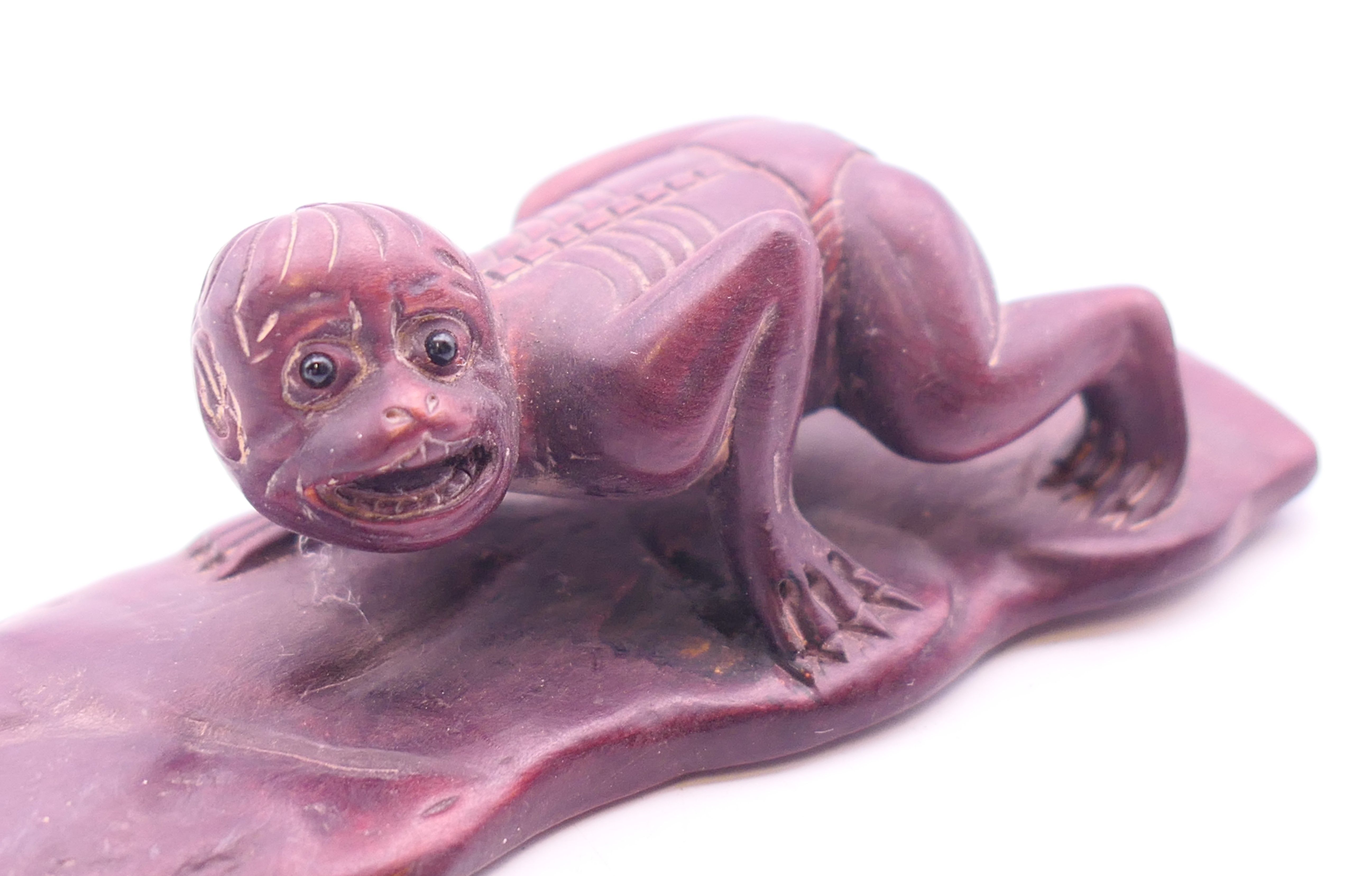 A carving of monkey on a leaf. 10 cm x 3.5 cm high. - Image 2 of 4