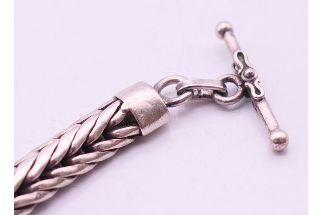 A quantity of 925 silver jewellery, to include a bangle, a multi-stone bracelet, two rings, - Image 15 of 23