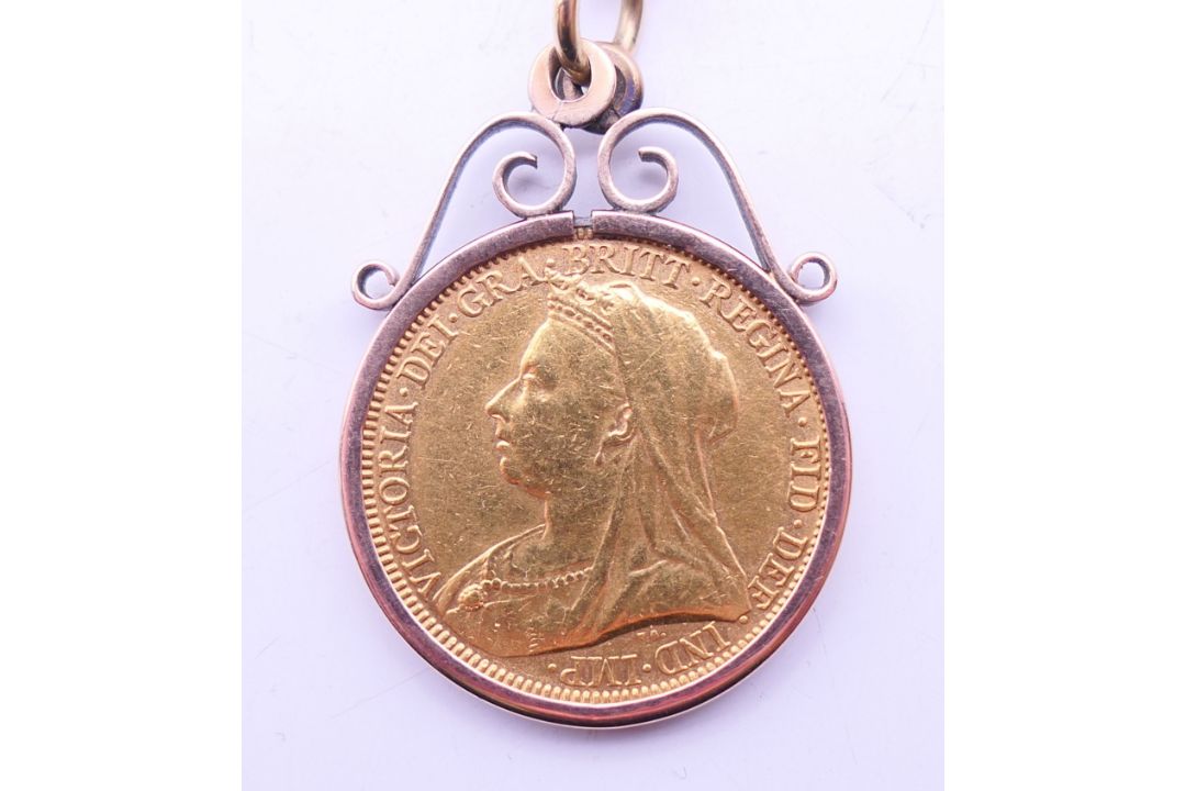 An 1893 sovereign pendant on a 9 ct gold chain. Pendant 2.3 cm diameter, chain 46 cm long. 35. - Image 4 of 6