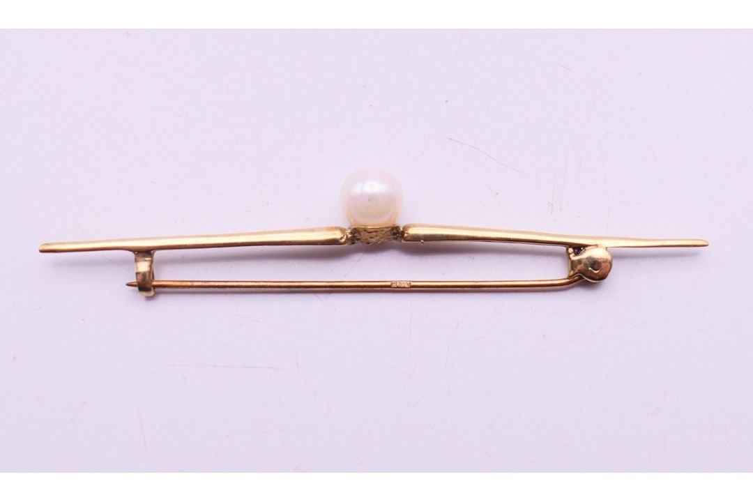A 9 ct gold tri-coloured ring, a 9 ct gold heart shaped pendant and a 9 ct gold tie pin. Tie pin 5. - Image 5 of 13