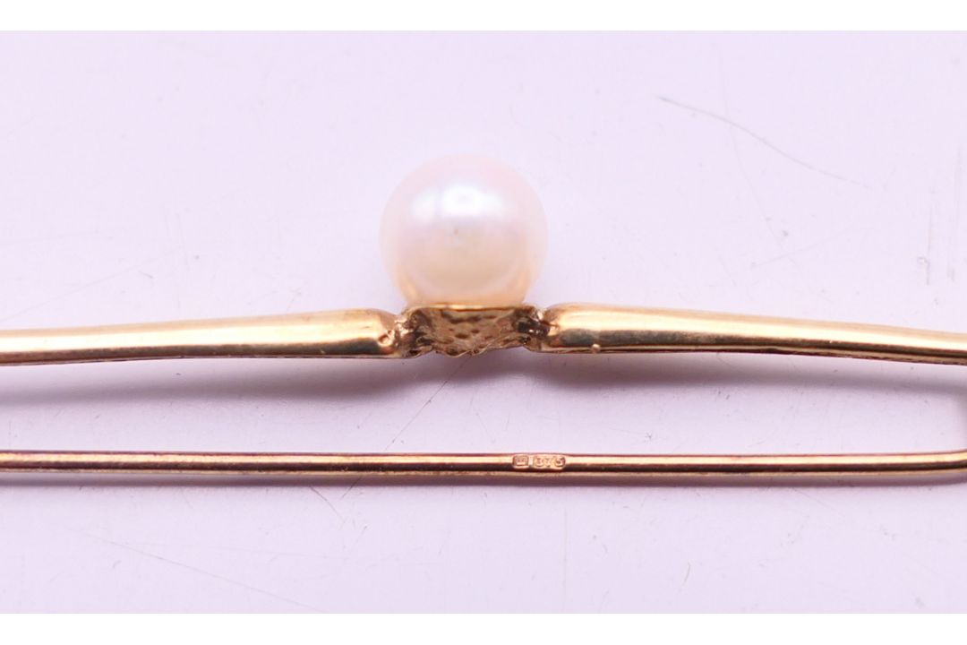 A 9 ct gold tri-coloured ring, a 9 ct gold heart shaped pendant and a 9 ct gold tie pin. Tie pin 5. - Image 6 of 13