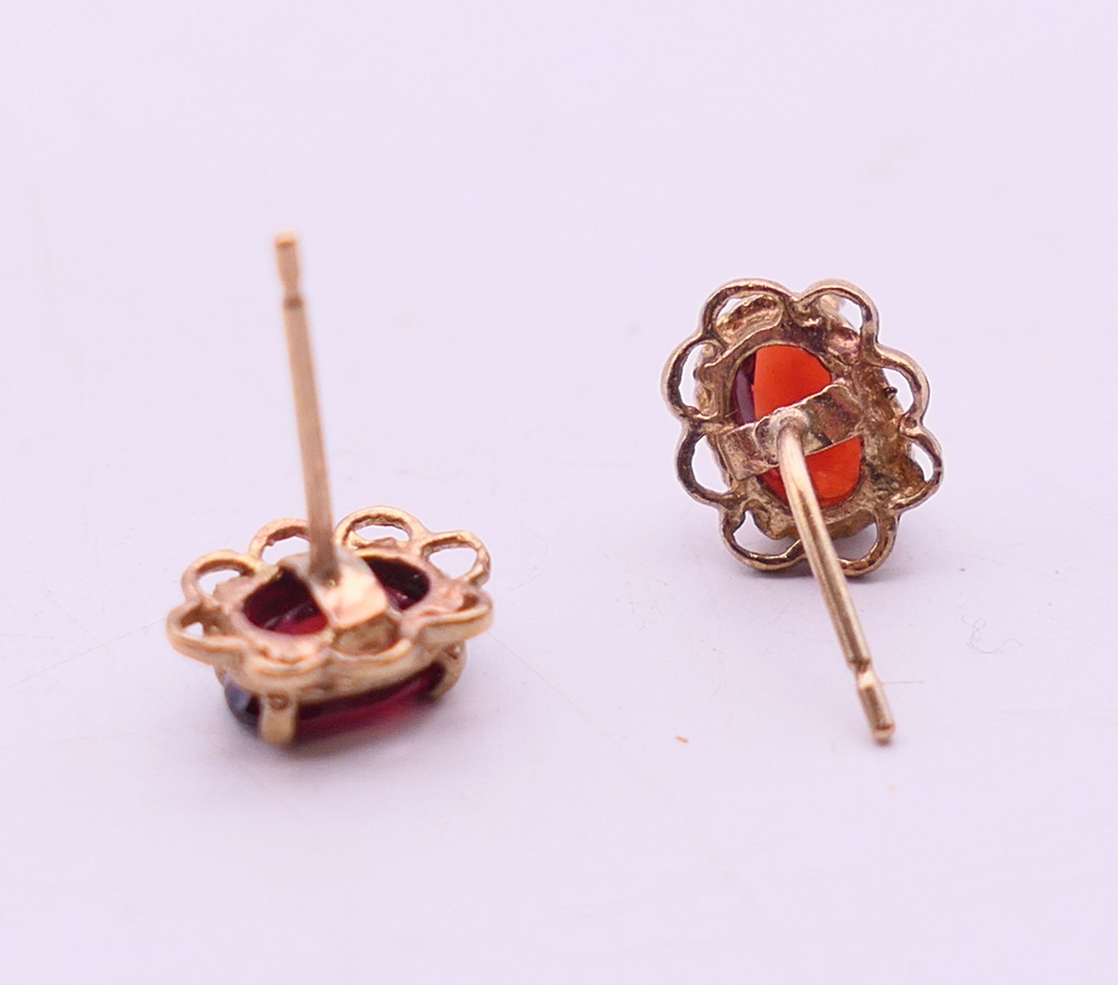 A quantity of various costume jewellery, to include a pair of 9 ct gold earrings 0. - Image 18 of 21