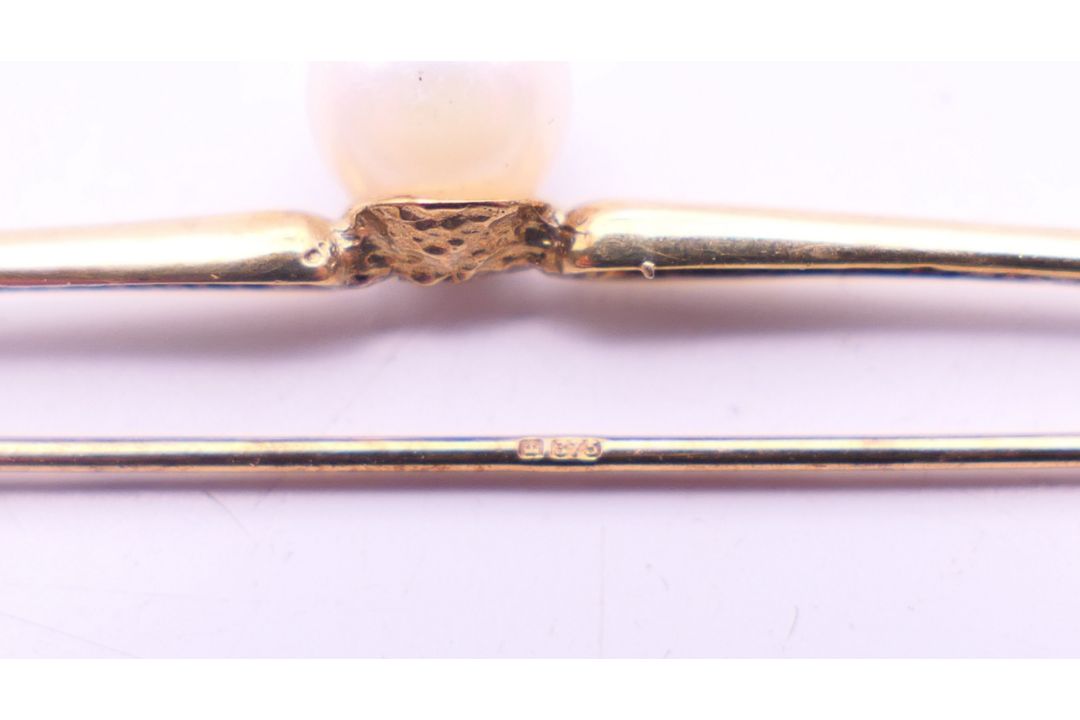 A 9 ct gold tri-coloured ring, a 9 ct gold heart shaped pendant and a 9 ct gold tie pin. Tie pin 5. - Image 7 of 13